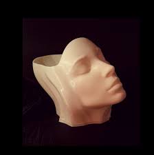 Hello group. at the base of the pot the first layers are recessed, in the  model I designed it clean without that step. The step coincides exactly  with the thickness of the