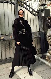 Bukan berarti baju oversize itu emang kita beli dengan ukuran kebesaran ya, tapi asli potongan dari kaos tersebut emang sengaja dibuat besar dan tersedia untuk beberapa ukuran yang bisa … Edacomart Hijabsporty Fielsa Gaya Model Pakaian Gaya Busana Model Pakaian