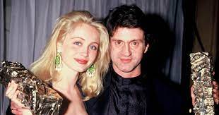 Il est ugolin, un être fruste, au physique ingrat, simplet, sous la coupe du papet aussi sournois qu'âpre au gain. Emmanuelle Beart Et Daniel Auteuil Avec Leur Cesar Pour Manon Des Sources A Paris Le 8 Mars 1987 Purepeople