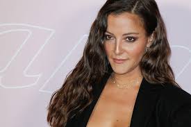 In particular, she became known to the general public with her humorous and musical performances on youtube and with her participation on the french version of the voice. Camille Lellouche Sa Reponse A Macron Et Au Reconfinement Video