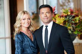 Kelly ripa talks baby weight. Hello Kelly Ripa Posted A Photo Of Mark Consuelos Staring At Her Butt Glamour