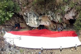 Festival bendera 2020 digelar bertepatan dengan 75 tahun indonesia merdeka. 17 Agustus 2020 Ada Pengibaran Bendera Raksasa Di Sungai Purba Sanghyang Kenit Bandung Barat Halaman All Kompas Com
