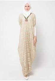 Model baju untuk wanita bertubuh pendek selanjutnya adalah maxi dress. Tips Memilih Kaftan Yang Sesuai Dengan Bentuk Tubuh