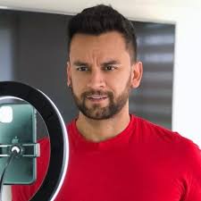 Steven Salme, el actor que puso de moda al vallenato en redes sociales