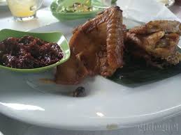 Cara membuatnya pun sederhana dan tak membutuhkan. Warung Ayam Goreng Bu Tini Lowanu Yogya Gudegnet