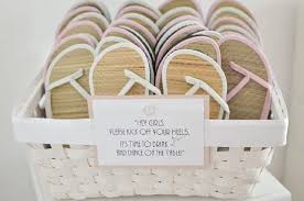 Diy Mit Ikea Knallig Bunte Strohhalme Mit Viel Liebe Hochzeitsblog The Little Wedding Corner Gastgeschenke Hochzeit Flip Flops Hochzeit Originelle Gastgeschenke