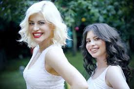 Bun draga mea, loredana groza, momentan are 42 de ani, dar pe 19 iunie va implini 43;)asta fiind in 2013. Cu Ce BÄƒrbat Celebru Se IubeÈ™te Fiica Loredanei Groza Cel Mai Nou Cuplu Din Romania