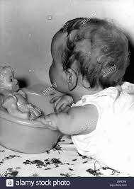 Thalidomide was introduced in 1956 and was aggressively marketed by the german pharmaceutical company chemie grünenthal under the trade name contergan as a medication for anxiety, trouble sleeping, tension, and morning. Ein Behindertes Kind Spielt Mit Einer Puppe Im Krankenhaus Anna Stift In Hannover In Den 1950er Und 60er Jahre Etwa 8 000 Bis 12 000 Kinder Mit Schweren Missbildungen Geboren Wurden Viele Starben Durch Den
