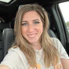 Courtney Lowe's Instagram, Twitter & Facebook