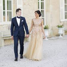 Braut im hochzeitskleid bekommt einen gangbang. Goldenes Brautkleid Der Neueste Trend Fur Eine Glamour Pur Hochzeit