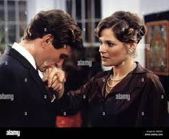 Lust auf Liebe, (IN PRAISE OF OLDER WOMEN) CAN 1977, Regie: George  Kaczender, TOM BERENGER (li), Stichwort: Handkuß Stock Photo - Alamy