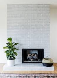 Moderne Kamineinfassung Der Jahrhundertmitte In Winter Mountains Glazed Thin Brick