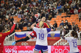 Echipa feminină de handbal a româniei întâlneşte astăzi, de la ora 17.40, rusia, în ultimul meci din prima grupă principală a campionatului european din danemarca şi norvegia. Romania Rusia 18 27 La Campionatul Mondial De Handbal Libertatea