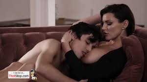 GIOVANE ZIA SCOPA IL NIPOTE PREFERITO - AmaPorn