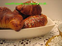Ingredienti (dosi per 12 cornetti) 400 gr di farina per panificazione 200 gr di lievito madre rigenerato 2 uova più un tuorlo 120 ml di acqua 2 cucchiai di miele d'acacia 2 cucchiai di aggiungete l'acqua tiepida (non deve superare i 35°c altrimenti non lievitano), miscelate bene e unite il lievito madre. Annaferna Mordiefuggi Brioche Cornetto Con Esubero Di Pasta Madre