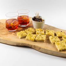 Italienischer Aperitif Negroni Zwiebelpizza Stuckchen Und Oliven Rezepte Und Menus Fur Gaste Die Beeindrucken Dinner S Rezepte Lebensmittel Essen Dinner