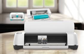 Mit einem schneideplotter können sie im gegensatz zu anderen geräten benötigen sie kein abonnement um die plotter von brother und. Welcher Schneideplotter Ist Der Richtige Fur Mein Projekt Reichelt De Magazin