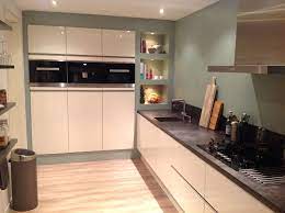 hoogglans witte keuken met miele apparatuur en ingebouwde kastenwand kleur op de muur is early dew van flexa keuken idee keuken keuken kastenwand