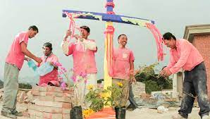 Con flores y cantos se le rinde homenaje a la santa cruz, es de costumbre en todas las poblaciones del país reunirse en el altar de. La Historia Del Dia De La Cruz En Guatemala Y Su Relacion Con Los Albaniles