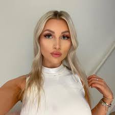 🌟 PIGS IN BLANKETS MAC & CHEESE 🌟 Delicious comfort food cooked italian  pasta in a cheese sauce, topped with pork sausages wrapped in bacon and a  cheese, cranberry and dry cured