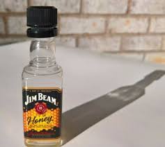 Bottled at 35% abv, jim beam apple has a fresh green apple taste and aroma with undertones of caramel and vanilla and is a golden honey colour. 72pcs Empty Jim Beam Apple Infused Bourbon Whiskey 50ml Mini Plastic Bottles For Sale Online Ebay