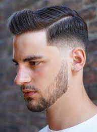 Sisiran rambut dengan model yang di atas kening dinaikkan; 12 Pilih Gaya Rambut Pendek Pria Sesuai Bentuk Wajah Anda
