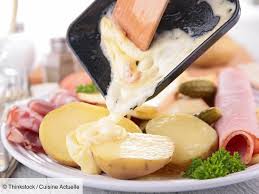 Vous pouvez prendre le temps de retrouver vos amis, de discuter un peu et de faire une certains sont destinés à un usage familial ou en petit comité, tandis que d'autres sont idéaux pour organiser une vraie fête entre amis. Les 10 Regles De La Raclette 6 Questions Qu On Se Pose Cuisine Actuelle
