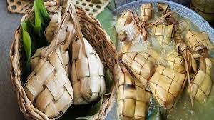 Kumpulkan plastik ketupat dalam sebuah wadah, lalu alirkan. Lkwtuw0ufi1hzm
