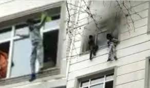 Trei persoane au murit în urma unui incendiu forestier masiv care continua să ardă și joi, pentru a doua zi consecutiv, în sudul turciei, aproape de stațiunile turistice frecventate de români. È™i A Aruncat Copiii Pe Geam De La Etaj Pentru A I Salva De Incendiu Clipe De CoÈ™mar Pentru O Familie Din Turcia Paranteze