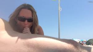 Ein Oralsex am Strand mit reifer Frau