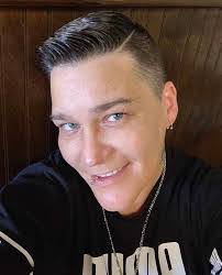 Laura Sandifer's Instagram, Twitter & Facebook