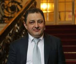 Desi face multe greseli gramaticale in vorbire, este unul dintre cei mai apreciati primari din tara, care a reusit sa se ridice singur, prin fortele proprii, nefiind ajutat de nimeni. Personajul SÄƒptÄƒmanii Vanghelie Primarul Care Nu Mai Este In Psd Evenimentul Zilei