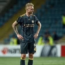 2015/2016 sezonunun başında lille'den 7,5 milyon euroluk bedelle fenerbahçe 'ye gelen ve gösterdiği performansla taraflı tarafsız herkesin beğenisini kazanan simon kjaer yeniden kadıköy yolunda. Milan Eye On Twitter Milan Have An Agreement With Fenerbahce Cb Simon Kjaer He Accepted To Reduce His Salary And Will Become A Backup Option For The Team Gds Https T Co Gxnm2ajama