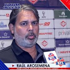 Más de 100 jugadores de Varsity y sus familias llenaron el restaurante  B-Dubs para el KFL Varsity Draft 2024 durante el cual se seleccionaron un  total de 42 atletas. Aquí, varios coaches del KFL ...