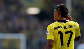 Dortmund'un yıldız futbolcusu aubameyang, noel öncesi yaptırdığı saç şekli ve arabasıyla dikkatleri üzerine çekti. Mit Sechs Bundesliga Profis