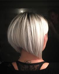 Des Idees Pour Adopter Le Carre Plongeant Court Le carré plongeant sur cheveux lisses est une coupe de cheveux courte, chic et incontournable. adopter le carre plongeant court