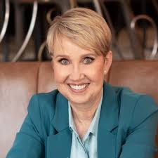 ❓'Did someone help you apply for Uni?' I asked. 'No', Kristie-Ann Neate  replied. 'I was working for more than 15 years before I finally did it.' 🎓  Both my parents and three