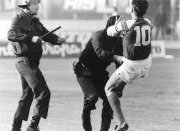 La partita non aveva nessun valore sportivo rilevante dato che la stella rossa aveva già vinto il campionato ai danni proprio della dinamo, ma quella sfida era impregnata di altri significati. Dinamo Zagabria Stella Rossa Il Pomeriggio Prima Del Diluvio Sport Vintage