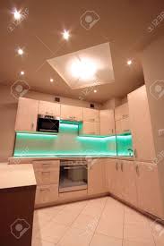 Led leuchte glasböden lampe vitrinen beleuchtung lichtleiste unterbauleuchte. Moderne Luxus Kuche Mit Grunen Led Beleuchtung Lizenzfreie Fotos Bilder Und Stock Fotografie Image 32421836