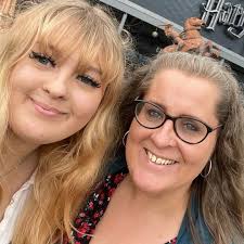 Jayne Collier's Instagram, Twitter & Facebook