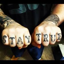 Maar ook bij een tattoo­ koning. Pin On Badass Knuckle Tatts