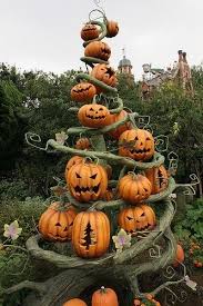 Wow I Want A Garden With This Halloween Pumpkin Tree Pintowingifts Disneyland Halloween Halloween Deko Ideen Halloween Deko Garten