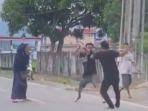It was junk, sent by an unknown third party who is not using feedblitz to send their emails or manage their rss feeds. Ada Apa Dengan Video Anime Hp Jatuh Anime Viral Tiktok Stuck In The Wall Banyak Dicari Cari Tribun Pekanbaru