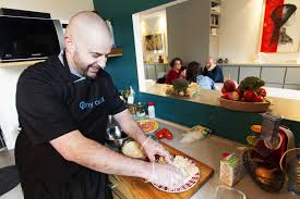 Pour devenir un professionnel de la un chef cuisinier élabore le menu d'un restaurant, réalise les différentes recettes des plats, et dresse. Cuisinier A Domicile Cuisine Quotidienne Et Cours De Cuisine Reservez Un Cuisinier A Domicile My Cuist Cuisinier A Domicile Cours De Cuisine Repas Equilibre
