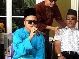 ) bm a tanpa ku sedari airmata ku mengalir g em f# terdengar ayat suci seruan takbir bm a betapa daku gembira tika di samping keluarga g f# bm di pagi mulia hari raya ( korus ) a bm kan ku sujud di kakimu bila kita bertemu a bm kan ku cium tangan mu ku. Ku Pohon Restu Ayah Bonda Hafiz Suip By Hafizfanclub