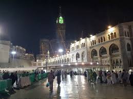 Namanya juga negeri yang aman, jadi nggak usah khawatir jualannya dicuri cukup ditutup alakadarnya tandanya udah berusaha tawaqal. Menara Jam Makkah Lebih Sekadar Menentukan Waktu Tepat