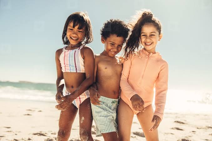 Carefree Little Kids Having A Good Time At The Beach Photo (258679) -  YouWorkForThem