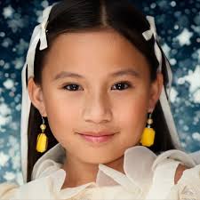 I couldn't believe Zoë got her Grandma to dance! Zoë was 6 years old when  she played this for her family in this throwback video! She was so tiny her  feet were