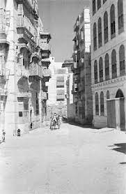 بيت باعشن سابقا وبيت السبيعي حاليا وكان محكمة علي اليمين علي اليسار بيت الوسية والصورة في حارة الشام تاريخ الصورة ١٩٤٥ م outdoor