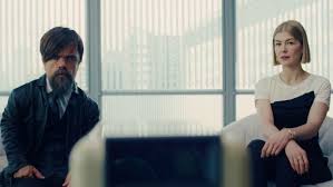 Una mujer que junto a su pareja (la británica. H3i7iyihamadsm